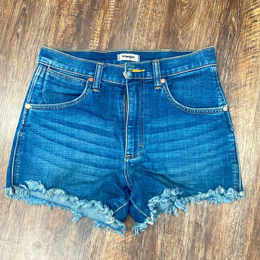 High rise dark wash wrangler jean shorts in great condition size 27